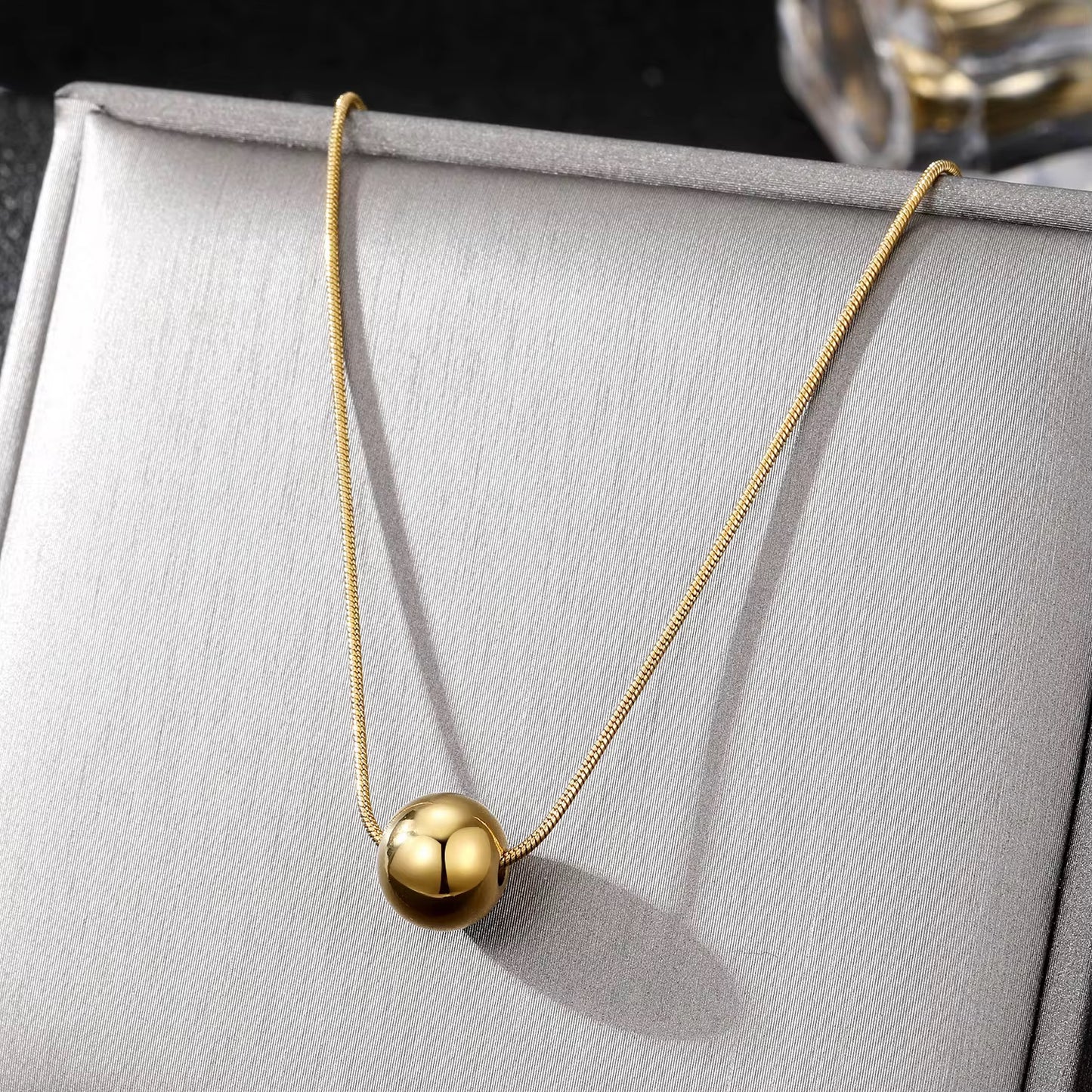 Minimal Ball Necklace