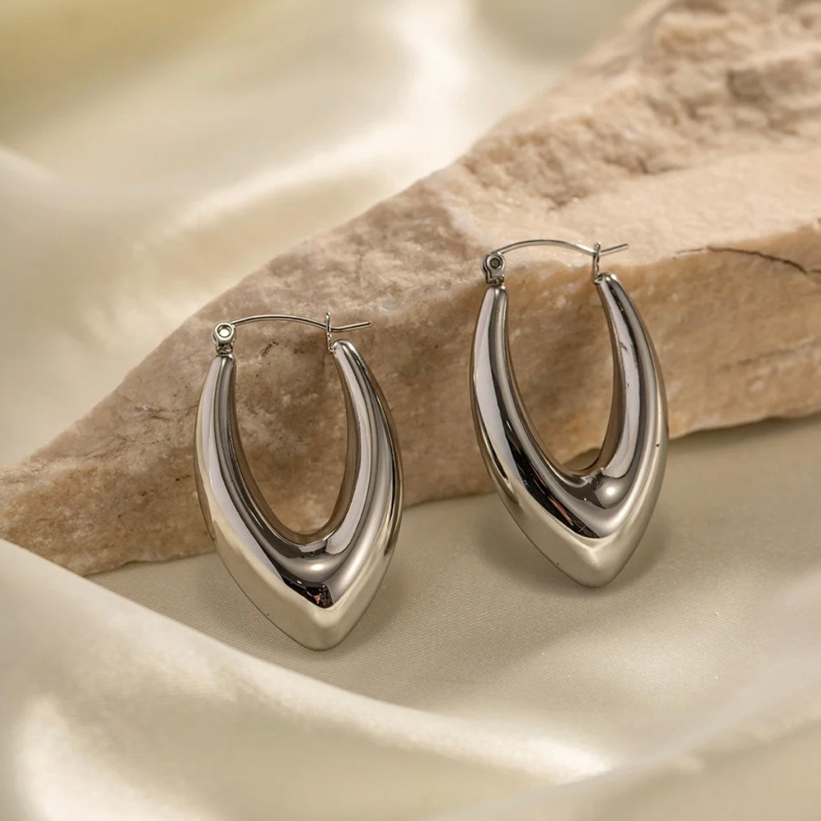 Chunky Hollowed Silver Earrings M10424013