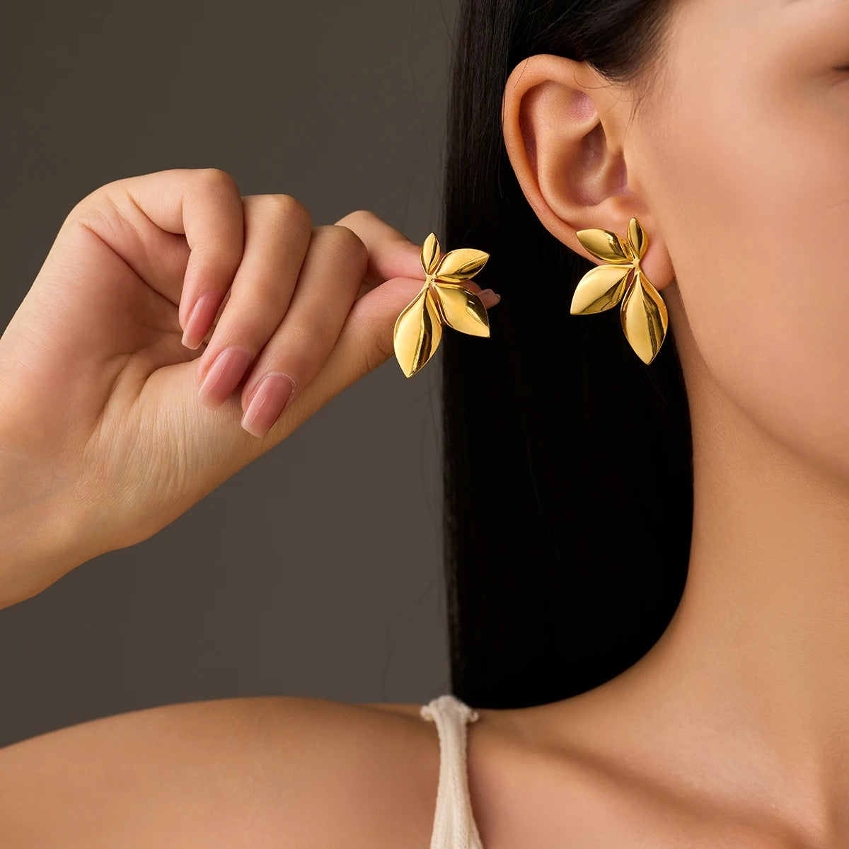 Dainty Leaf Earrings M10724034