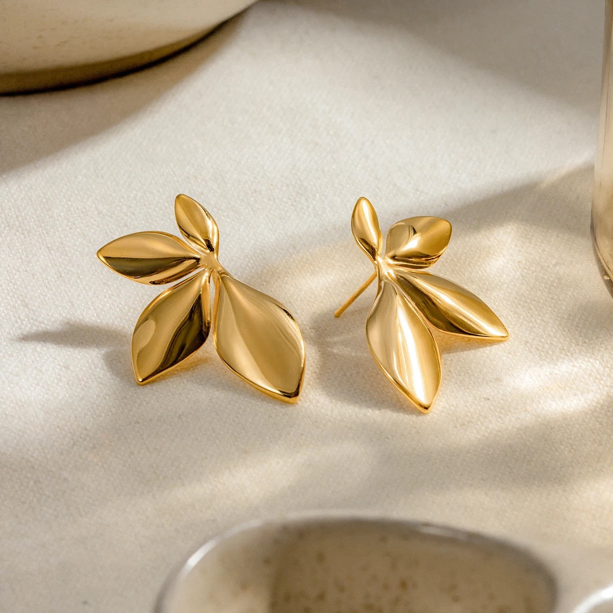 Dainty Leaf Earrings M10724034