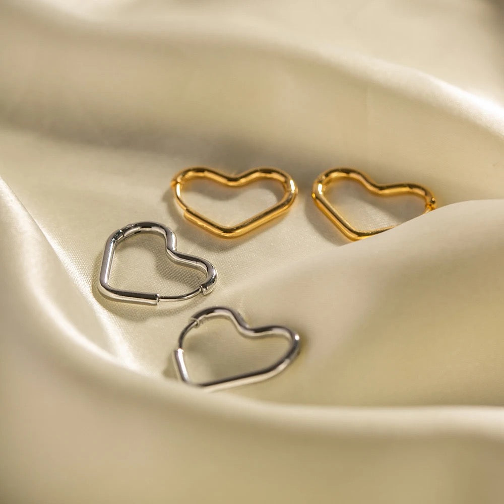 Heart Shaped Minimal hoop earrings M10524063