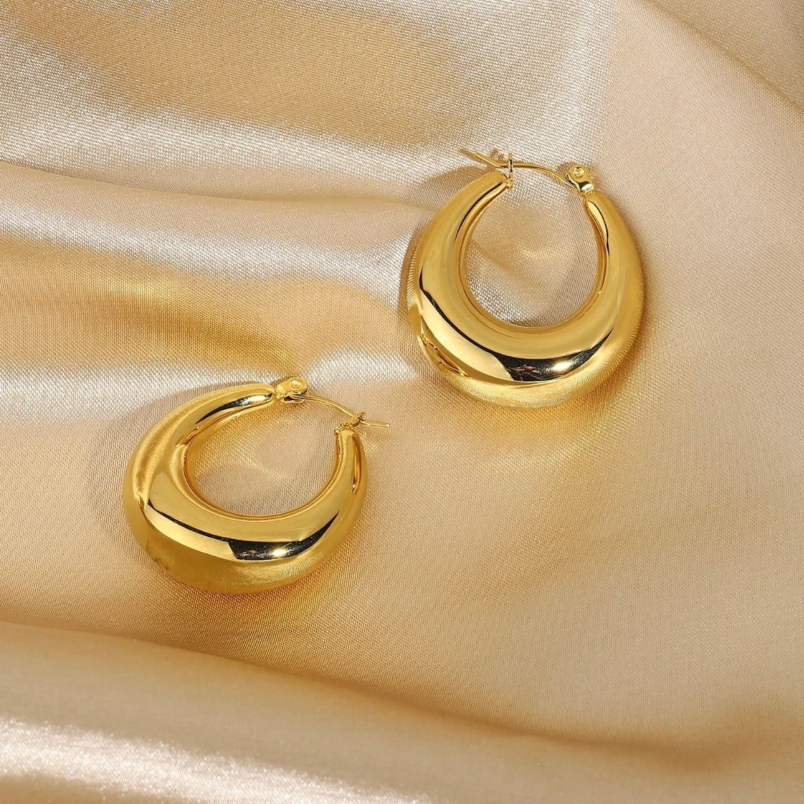 Chunky Hollowed Earrings M10424011