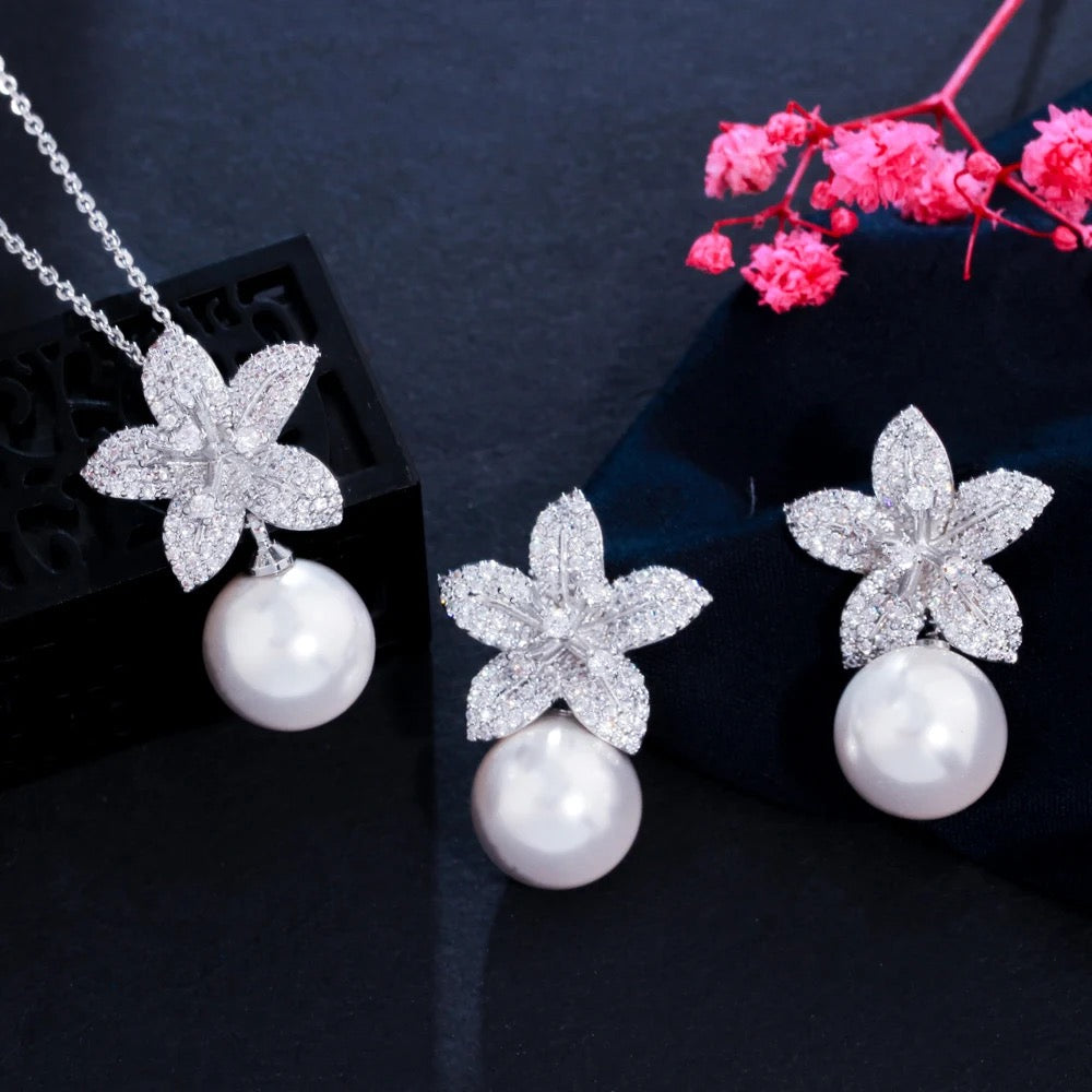 Flower and Pearl Set Silver color