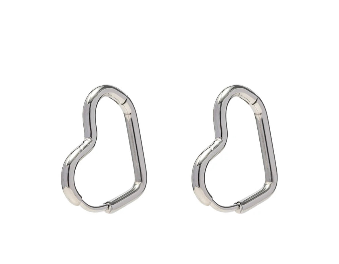 Heart Shaped Minimal hoop earrings M10524063