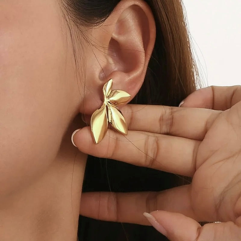 Dainty Leaf Earrings M10724034