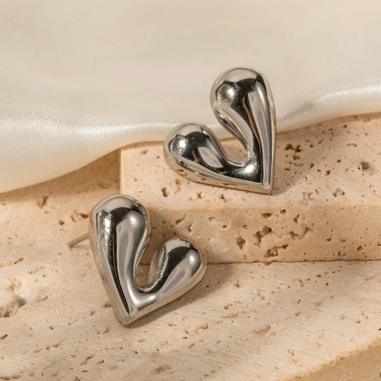 Love Heart Stud earrings М10424002